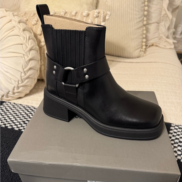 Vagabond Black Heeled Chelsea Boots - Picture 4 of 6